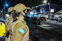 O balanço da Polícia Militar do Paraná sobre os cinco dias de Carnaval no Litoral aponta a redução dos principais crimes. O comparativo com o mesmo período do ano anterior indica que os roubos caíram 48,2% (de 29 foi para 15), os furtos reduziram 64,7% (de 153 casos para 54) e as ocorrências de perturbação do sossego diminuíram 18,7% (de 64 para 52). Foto:PMPR