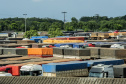 O movimento de caminhões que descarregam o produto nos terminais paranaenses se intensifica e deve chegar aos 2 mil veículos por dia, a partir da primeira semana de março. A expectativa é receber cerca de 2 milhões de toneladas no mês.  -  paranaguá, 23/02/2021  -  Foto: Claudio Neves/Portos do Paraná
