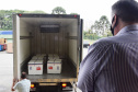 As doses chegaram no aeroporto de São José dos Pinhais na manhã desta quarta-feira e já foram encaminhadas para o Cemepar para o registro, armazenamento em câmara fria com temperatura entre 2 e 8 graus e organização para distribuição entre as Regionais de Saúde do Estado.  Foto: Antonio Americo/SESA