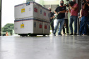 As doses chegaram no aeroporto de São José dos Pinhais na manhã desta quarta-feira e já foram encaminhadas para o Cemepar para o registro, armazenamento em câmara fria com temperatura entre 2 e 8 graus e organização para distribuição entre as Regionais de Saúde do Estado.  Foto: Antonio Americo/SESA