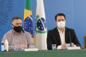 O governador Carlos Massa Ratinho Junior apresenta nesta sexta-feira (26), no Palácio Iguaçu, um panorama do cenário da pandemia no Estado e anuncia novas medidas de enfrentamento ao coronavírus, acompanhado do  secretário da Saúde, Beto Preto e do chefe da Casa Civil, Guto Silva. Curitiba, 26/02/2021. Foto: Geraldo Bubniak/AEN