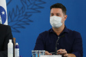 O governador Carlos Massa Ratinho Junior apresenta nesta sexta-feira (26), no Palácio Iguaçu, um panorama do cenário da pandemia no Estado e anuncia novas medidas de enfrentamento ao coronavírus, acompanhado do  secretário da Saúde, Beto Preto e do chefe da Casa Civil, Guto Silva. Curitiba, 26/02/2021. Foto: Geraldo Bubniak/AEN