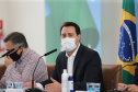 O governador Carlos Massa Ratinho Junior apresenta nesta sexta-feira (26), no Palácio Iguaçu, um panorama do cenário da pandemia no Estado e anuncia novas medidas de enfrentamento ao coronavírus, acompanhado do  secretário da Saúde, Beto Preto e do chefe da Casa Civil, Guto Silva. Curitiba, 26/02/2021. Foto: Geraldo Bubniak/AEN