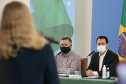 O governador Carlos Massa Ratinho Junior apresenta nesta sexta-feira (26), no Palácio Iguaçu, um panorama do cenário da pandemia no Estado e anuncia novas medidas de enfrentamento ao coronavírus, acompanhado do  secretário da Saúde, Beto Preto e do chefe da Casa Civil, Guto Silva. Curitiba, 26/02/2021. Foto: Geraldo Bubniak/AEN