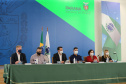 O governador Carlos Massa Ratinho Junior apresenta nesta sexta-feira (26), no Palácio Iguaçu, um panorama do cenário da pandemia no Estado e anuncia novas medidas de enfrentamento ao coronavírus, acompanhado do  secretário da Saúde, Beto Preto e do chefe da Casa Civil, Guto Silva. Curitiba, 26/02/2021. Foto: Geraldo Bubniak/AEN