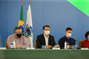 O governador Carlos Massa Ratinho Junior apresenta nesta sexta-feira (26), no Palácio Iguaçu, um panorama do cenário da pandemia no Estado e anuncia novas medidas de enfrentamento ao coronavírus, acompanhado do  secretário da Saúde, Beto Preto e do chefe da Casa Civil, Guto Silva. Curitiba, 26/02/2021. Foto: Geraldo Bubniak/AEN