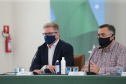 O governador Carlos Massa Ratinho Junior apresenta nesta sexta-feira (26), no Palácio Iguaçu, um panorama do cenário da pandemia no Estado e anuncia novas medidas de enfrentamento ao coronavírus, acompanhado do  secretário da Saúde, Beto Preto e Vinícius Filipak, diretor de saúde da Sesa (foto) Curitiba, 26/02/2021. Foto: Geraldo Bubniak/AEN