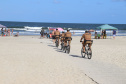 O ciclopatrulhamento foi uma das modalidades de policiamento aplicada como reforço durante o Verão Consciente 2020/2021, no litoral do estado, assim como já ocorre há alguns anos. Turistas e moradores das cidades de Guaratuba, Matinhos e Pontal do Paraná, além da Ilha do Mel, puderam estar mais próximos dos policiais em locais que, para viaturas convencionais, o acesso não é possível.  - Curitiba, 28/02/2021  -  Foto: Divulgação SESP-PR