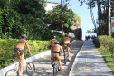 O ciclopatrulhamento foi uma das modalidades de policiamento aplicada como reforço durante o Verão Consciente 2020/2021, no litoral do estado, assim como já ocorre há alguns anos. Turistas e moradores das cidades de Guaratuba, Matinhos e Pontal do Paraná, além da Ilha do Mel, puderam estar mais próximos dos policiais em locais que, para viaturas convencionais, o acesso não é possível.  - Curitiba, 28/02/2021  -  Foto: Divulgação SESP-PR