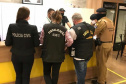 A Polícia Civil do Paraná (PCPR) passou a integrar as Ações Integradas de Fiscalização Urbana (Aifu) contra a Covid-19 em todo o Estado. A inclusão contará com o apoio da Delegacia Móvel em ações em Curitiba e Região Metropolitana, além de grupos operacionais e equipe de operações aéreas em situações necessárias. As fiscalizações preveem medidas para evitar a transmissão do novo coronavírus.  -  Foto: Divulgação PCPR