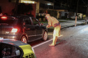 As forças policiais do Paraná e as prefeituras municipais fiscalizaram 3.160 estabelecimentos comerciais desde o começo da vigência do Decreto 6.983/2021, publicado na sexta-feira (26) pelo Governo do Estado. Em cinco dias de operação especial, 105 estabelecimentos foram interditados e 62 foram multados por irregularidades relacionadas à pandemia. -  Curitiba, 04/03/2021  -  Foto: Divulgação SESP-PR