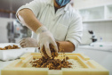Pesquisadores da Universidade Tecnológica Federal do Paraná desenvolveram um material produzido a partir do crescimento de fungos em resíduos da agroindústria que pode substituir plásticos, poliestireno expandido e outros materiais danosos ao meio ambiente utilizados na indústria de embalagens e na construção civil. Foto: Fundação Araucária