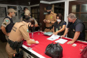 As equipes policiais da Ação Integrada de Fiscalização Urbana (AIFU) fecharam nove estabelecimentos comerciais irregulares e 44 pessoas acabaram encaminhadas por desrespeitar as medidas do decreto estadual de enfrentamento ao coronavírus. Durante as abordagens, 251 pessoas foram orientadas e outras 63 abordadas. O balanço compreende as ações de sexta-feira (12/03) a domingo (14/03) na cidade de Curitiba. - Curitiba, 15/03/2021 - Foto: Divulgação SESP-PR
