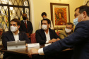 Paraná, Santa Catarina e Rio Grande do Sul se uniram em busca de saídas conjuntas para conter a expansão da crise sanitária decorrente da pandemia da Covid-19. 
O anúncio foi feito pelos governadores Carlos Massa Ratinho Junior (Paraná), Carlos Moisés (Santa Catarina) e Eduardo Leite (Rio Grande do Sul), além dos respectivos secretários de Saúde de cada estado.  Foto: Jonathan Campos/AEN