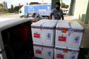 O Governo do Estado receu neste sábado (20),  mais 240.450 doses de vacinas contra o coronavírus. São 234.200 doses da Coronavac, produzida pela Sinovac e Instituto Butantan, e 6.250 do imunizante desenvolvido pela Universidade de Oxford/AstraZeneca, parte do primeiro lote fabricado pela Fundação Oswaldo Cruz (Fiocruz).  -  Curitiba, 20/03/2021  -  Foto: Ari Dias/AEN