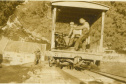 Primeira grande hidrelétrica do Paraná completa 90 anos de operação - Trabalhadores descem com trole até a Usina - acervo histórico.  -  Foto: Divulgação Copel
