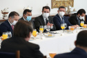 &#8232;O governador Carlos Massa Ratinho Junior participou nesta quarta-feira (24), em Brasília, da reunião com os chefes dos Três Poderes que definiu a criação de um comitê para articular nacionalmente as ações de enfrentamento à pandemia de Covid-19. Foto: Marcos Corrêa/PR