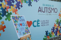 Noventa peças formam o quebra-cabeça que uniu autoridades do Paraná em prol da conscientização sobre o Transtorno do Espectro Autista, nesta segunda-feira (5). Em uma ação organizada pela Superintendência Geral de Ação Solidária do Governo do Estado (SGAS), o governador Carlos Massa Ratinho Junior, secretários de Estado e chefes de outros poderes compareceram ao Palácio Iguaçu para montarem uma peça do mosaico que serve de metáfora para a complexidade do autismo. Foto: Valdelino Pontes