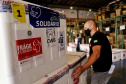 O Paraná encaminhou nesta quinta-feira (08) 613.910 conjuntos vacinais para as 22 Regionais que formam o sistema público de saúde do Paraná. São 241.910 doses de imunizantes contra a Covid-19 e 372.000 doses contra a Influenza. Para garantir agilidade ao processo, o material foi distribuído por aeronaves do Governo do Estado para os municípios mais afastados de Curitiba.  -  Curitiba, 08/04/2021  -  Foto: Gilson Abreu/AEN