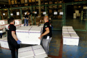 O Paraná encaminhou nesta quinta-feira (08) 613.910 conjuntos vacinais para as 22 Regionais que formam o sistema público de saúde do Paraná. São 241.910 doses de imunizantes contra a Covid-19 e 372.000 doses contra a Influenza. Para garantir agilidade ao processo, o material foi distribuído por aeronaves do Governo do Estado para os municípios mais afastados de Curitiba.  -  Curitiba, 08/04/2021  -  Foto: Gilson Abreu/AEN