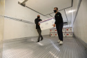 Um novo carregamento com 368.050 doses de vacinas contra a Covid-19 chega  no Centro de Medicamentos do Paraná (Cemepar), em Curitiba, na noite desta quinta-feira (15).  São 142.800 doses da CoronaVac/Butantan e 225.250 doses da vacina de Oxford/AstraZeneca/Fiocruz.Foto: Geraldo Bubniak/AEN