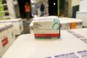 Um novo carregamento com 368.050 doses de vacinas contra a Covid-19 chega  no Centro de Medicamentos do Paraná (Cemepar), em Curitiba, na noite desta quinta-feira (15).  São 142.800 doses da CoronaVac/Butantan e 225.250 doses da vacina de Oxford/AstraZeneca/Fiocruz.Foto: Geraldo Bubniak/AEN