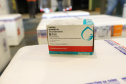 Um novo carregamento com 368.050 doses de vacinas contra a Covid-19 chega  no Centro de Medicamentos do Paraná (Cemepar), em Curitiba, na noite desta quinta-feira (15).  São 142.800 doses da CoronaVac/Butantan e 225.250 doses da vacina de Oxford/AstraZeneca/Fiocruz.Foto: Geraldo Bubniak/AEN