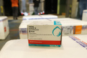 Um novo carregamento com 368.050 doses de vacinas contra a Covid-19 chega  no Centro de Medicamentos do Paraná (Cemepar), em Curitiba, na noite desta quinta-feira (15).  São 142.800 doses da CoronaVac/Butantan e 225.250 doses da vacina de Oxford/AstraZeneca/Fiocruz.Foto: Geraldo Bubniak/AEN