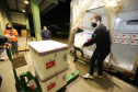 Um novo carregamento com 368.050 doses de vacinas contra a Covid-19 chega  no Centro de Medicamentos do Paraná (Cemepar), em Curitiba, na noite desta quinta-feira (15).  São 142.800 doses da CoronaVac/Butantan e 225.250 doses da vacina de Oxford/AstraZeneca/Fiocruz.Foto: Geraldo Bubniak/AEN