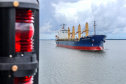 O Porto de Antonina está apto para receber navios com maior capacidade de carga. O calado operacional do canal de acesso ao terminal passa de 8 para 8,5 metros. Essa é a profundidade em que as embarcações podem ficar submersas na água, ao navegar para entrar ou sair do terminal.  -  Paranaguá, 22/04/2021  -  Foto: Claudio Neves/Portos do Paraná