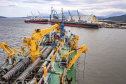 O Porto de Antonina está apto para receber navios com maior capacidade de carga. O calado operacional do canal de acesso ao terminal passa de 8 para 8,5 metros. Essa é a profundidade em que as embarcações podem ficar submersas na água, ao navegar para entrar ou sair do terminal.  -  Paranaguá, 22/04/2021  -  Foto: Claudio Neves/Portos do Paraná