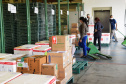 O Governo do Estado começou a distribuir sexta-feira (23) para as 22 Regionais de Saúde do Paraná mais 205.130 doses da vacina contra a Covid-19. Os imunizantes integram o 14º lote encaminhado pelo Ministério da Saúde na quinta-feira (22), composto por 166.000 doses da Covishield, produzida pela Universidade de Oxford/AstraZeneca/Fiocruz, e 39.130 doses da CoronaVac, desenvolvida pelo Instituto Butantan/Sinovac. - Curitiba, 23/04/2021  -   Foto: Américo Antonio/SESA