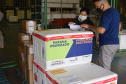 O Governo do Estado começou a distribuir sexta-feira (23) para as 22 Regionais de Saúde do Paraná mais 205.130 doses da vacina contra a Covid-19. Os imunizantes integram o 14º lote encaminhado pelo Ministério da Saúde na quinta-feira (22), composto por 166.000 doses da Covishield, produzida pela Universidade de Oxford/AstraZeneca/Fiocruz, e 39.130 doses da CoronaVac, desenvolvida pelo Instituto Butantan/Sinovac. - Curitiba, 23/04/2021  -   Foto: Américo Antonio/SESA