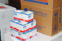 O Governo do Estado começou a distribuir sexta-feira (23) para as 22 Regionais de Saúde do Paraná mais 205.130 doses da vacina contra a Covid-19. Os imunizantes integram o 14º lote encaminhado pelo Ministério da Saúde na quinta-feira (22), composto por 166.000 doses da Covishield, produzida pela Universidade de Oxford/AstraZeneca/Fiocruz, e 39.130 doses da CoronaVac, desenvolvida pelo Instituto Butantan/Sinovac. - Curitiba, 23/04/2021  -   Foto: Américo Antonio/SESA