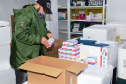 O Governo do Estado começou a distribuir sexta-feira (23) para as 22 Regionais de Saúde do Paraná mais 205.130 doses da vacina contra a Covid-19. Os imunizantes integram o 14º lote encaminhado pelo Ministério da Saúde na quinta-feira (22), composto por 166.000 doses da Covishield, produzida pela Universidade de Oxford/AstraZeneca/Fiocruz, e 39.130 doses da CoronaVac, desenvolvida pelo Instituto Butantan/Sinovac. - Curitiba, 23/04/2021  -   Foto: Américo Antonio/SESA