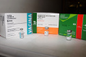 O Governo do Estado começou a distribuir sexta-feira (23) para as 22 Regionais de Saúde do Paraná mais 205.130 doses da vacina contra a Covid-19. Os imunizantes integram o 14º lote encaminhado pelo Ministério da Saúde na quinta-feira (22), composto por 166.000 doses da Covishield, produzida pela Universidade de Oxford/AstraZeneca/Fiocruz, e 39.130 doses da CoronaVac, desenvolvida pelo Instituto Butantan/Sinovac. - Curitiba, 23/04/2021  -   Foto: Américo Antonio/SESA