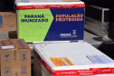 O Governo do Estado começou a distribuir sexta-feira (23) para as 22 Regionais de Saúde do Paraná mais 205.130 doses da vacina contra a Covid-19. Os imunizantes integram o 14º lote encaminhado pelo Ministério da Saúde na quinta-feira (22), composto por 166.000 doses da Covishield, produzida pela Universidade de Oxford/AstraZeneca/Fiocruz, e 39.130 doses da CoronaVac, desenvolvida pelo Instituto Butantan/Sinovac. - Curitiba, 23/04/2021  -   Foto: Américo Antonio/SESA
