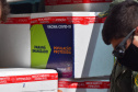 O Governo do Estado começou a distribuir sexta-feira (23) para as 22 Regionais de Saúde do Paraná mais 205.130 doses da vacina contra a Covid-19. Os imunizantes integram o 14º lote encaminhado pelo Ministério da Saúde na quinta-feira (22), composto por 166.000 doses da Covishield, produzida pela Universidade de Oxford/AstraZeneca/Fiocruz, e 39.130 doses da CoronaVac, desenvolvida pelo Instituto Butantan/Sinovac. - Curitiba, 23/04/2021  -   Foto: Américo Antonio/SESA