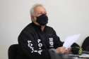 O delegado da PCPR, Luiz Carlos, concede  entrevista na Delegacia Móvel de Atendimento a Futebol e Eventos,  referente a inquérito policial para apurar a suspeita de falsificação de testes de Covid-19, de jogadores de um clube de futebol da região Oeste do Estado. Foto: Geraldo Bubniak/AEN