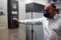 O Paraná está preparado para receber as doses da vacina da Pfizer e  conta hoje (28) com nove frezeers para armazenamento do imunizante; sete são de ultrabaixa temperatura (-80ºC), podendo armazenar as doses por até 6 meses, e dois são de temperatura de -20ºC, que podem ser utilizados para armazenamento inicial das doses.  -  Curitiba, 28/04/2021  -  Foto: Américo Antonio/SESA
