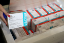 São 303.000 doses da Covishield, da Universidade de Oxford/Astrazeneca/Fiocruz, e 6.200 doses da Coronavac. Doses serão distribuídas às 22 Regionais do Paraná a partir das 8h desta sexta-feira (29). Foto: Ari Dias/AEN