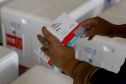 A imunização de pessoas a partir de 60 anos prossegue no Paraná com 309,2 mil novas doses de vacinas contra o coronavírus enviadas pelo Ministério da Saúde ao Paraná na manhã desta quinta-feira (29). - Curitiba, 29/04/2021  -  Foto: Ari Dias/AEN