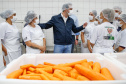 O governador Carlos Massa Ratinho Junior acompanha  a entrega nesta sexta-feira (30), de cerca de 50 mil quilos de produtos arrecadados junto aos permissionários, atacadistas e produtores no Ceasa. Foto: Jonathan Campos
