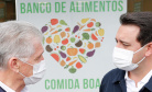 O governador Carlos Massa Ratinho Junior acompanha  a entrega nesta sexta-feira (30), de cerca de 50 mil quilos de produtos arrecadados junto aos permissionários, atacadistas e produtores no Ceasa. Foto: Jonathan Campos
