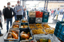 O governador Carlos Massa Ratinho Junior acompanha  a entrega nesta sexta-feira (30), de cerca de 50 mil quilos de produtos arrecadados junto aos permissionários, atacadistas e produtores no Ceasa. Foto: Jonathan Campos