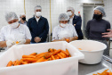 O governador Carlos Massa Ratinho Junior acompanha  a entrega nesta sexta-feira (30), de cerca de 50 mil quilos de produtos arrecadados junto aos permissionários, atacadistas e produtores no Ceasa. Foto: Jonathan Campos