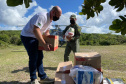 A empresa Portos do Paraná se envolveu novamente nesta sexta-feira (30) na campanha Cesta Solidária no Litoral, distribuindo cestas básicas às comunidades e locais mais isolados do Paraná. Para agilizar, foi utilizado um helicóptero que levou as cestas até as comunidades de Serra Negra e Praia Deserta, em Guaraqueçaba; à Barra do Ararapira, no Superagui; e a mais uma comunidade Quilombola.  -  Paranaguá, 30/04/2021  -  Foto: Claudio Neves/Portos do Paraná