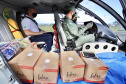 A empresa Portos do Paraná se envolveu novamente nesta sexta-feira (30) na campanha Cesta Solidária no Litoral, distribuindo cestas básicas às comunidades e locais mais isolados do Paraná. Para agilizar, foi utilizado um helicóptero que levou as cestas até as comunidades de Serra Negra e Praia Deserta, em Guaraqueçaba; à Barra do Ararapira, no Superagui; e a mais uma comunidade Quilombola.  -  Paranaguá, 30/04/2021  -  Foto: Claudio Neves/Portos do Paraná