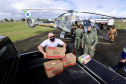A empresa Portos do Paraná se envolveu novamente nesta sexta-feira (30) na campanha Cesta Solidária no Litoral, distribuindo cestas básicas às comunidades e locais mais isolados do Paraná. Para agilizar, foi utilizado um helicóptero que levou as cestas até as comunidades de Serra Negra e Praia Deserta, em Guaraqueçaba; à Barra do Ararapira, no Superagui; e a mais uma comunidade Quilombola.  -  Paranaguá, 30/04/2021  -  Foto: Claudio Neves/Portos do Paraná