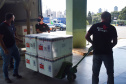 O Paraná recebeu na manhã deste sábado (1º) 14.600 doses da Coronavac, fabricada pelo Instituto Butantan/Sinovac. O volume é parte das 406.100 doses de vacinas contra a Covid-19, referentes ao 16° lote enviado pelo Ministério da Saúde ao Estado.  -  Curitiba, 01/05/2021  -  Foto: Américo Antonio/SESA